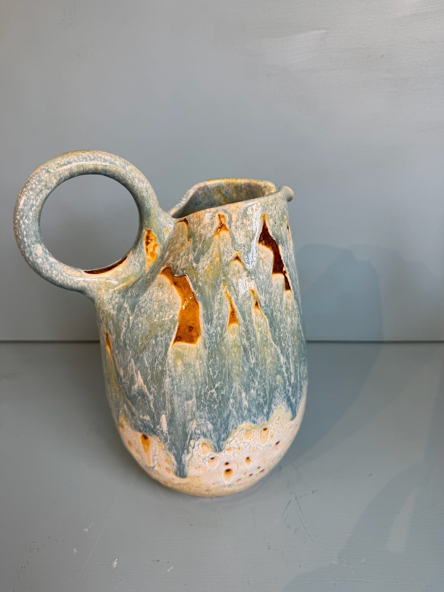 Round handle jug cream/blue