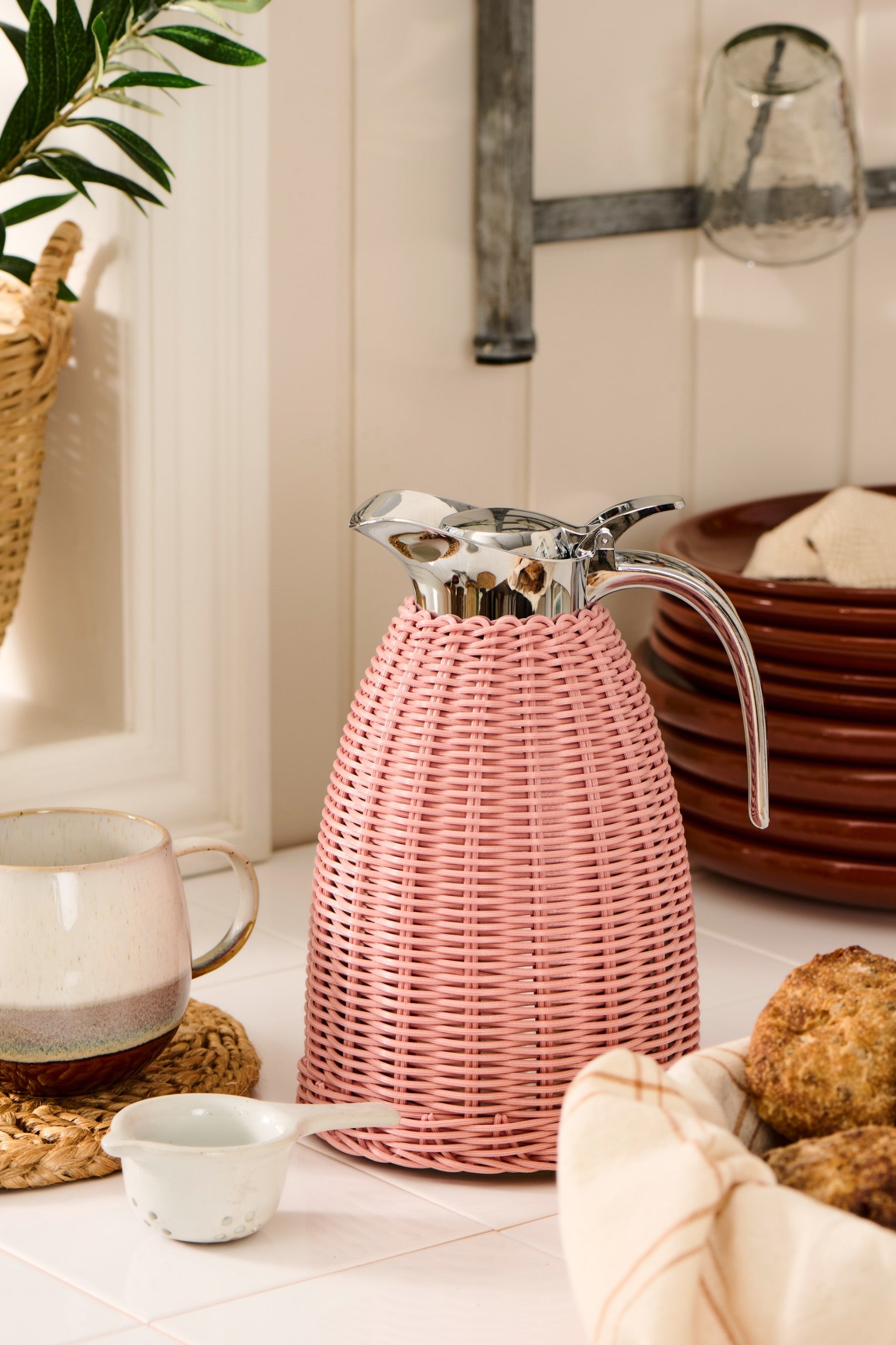 Thermos light pink poly rattan braid
