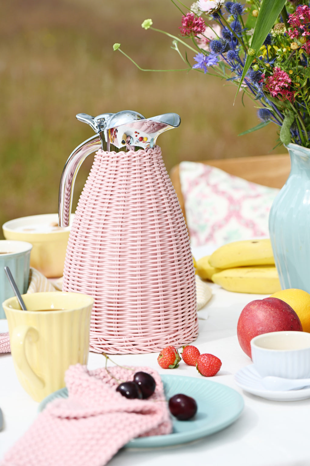 Thermos light pink poly rattan braid